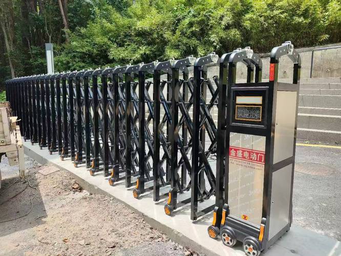 不锈钢与铝合金伸缩门使用中的常见问题解析